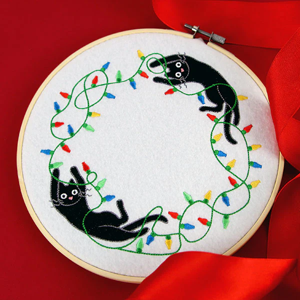 Christmas Lights Kitty Wreath - Image 8